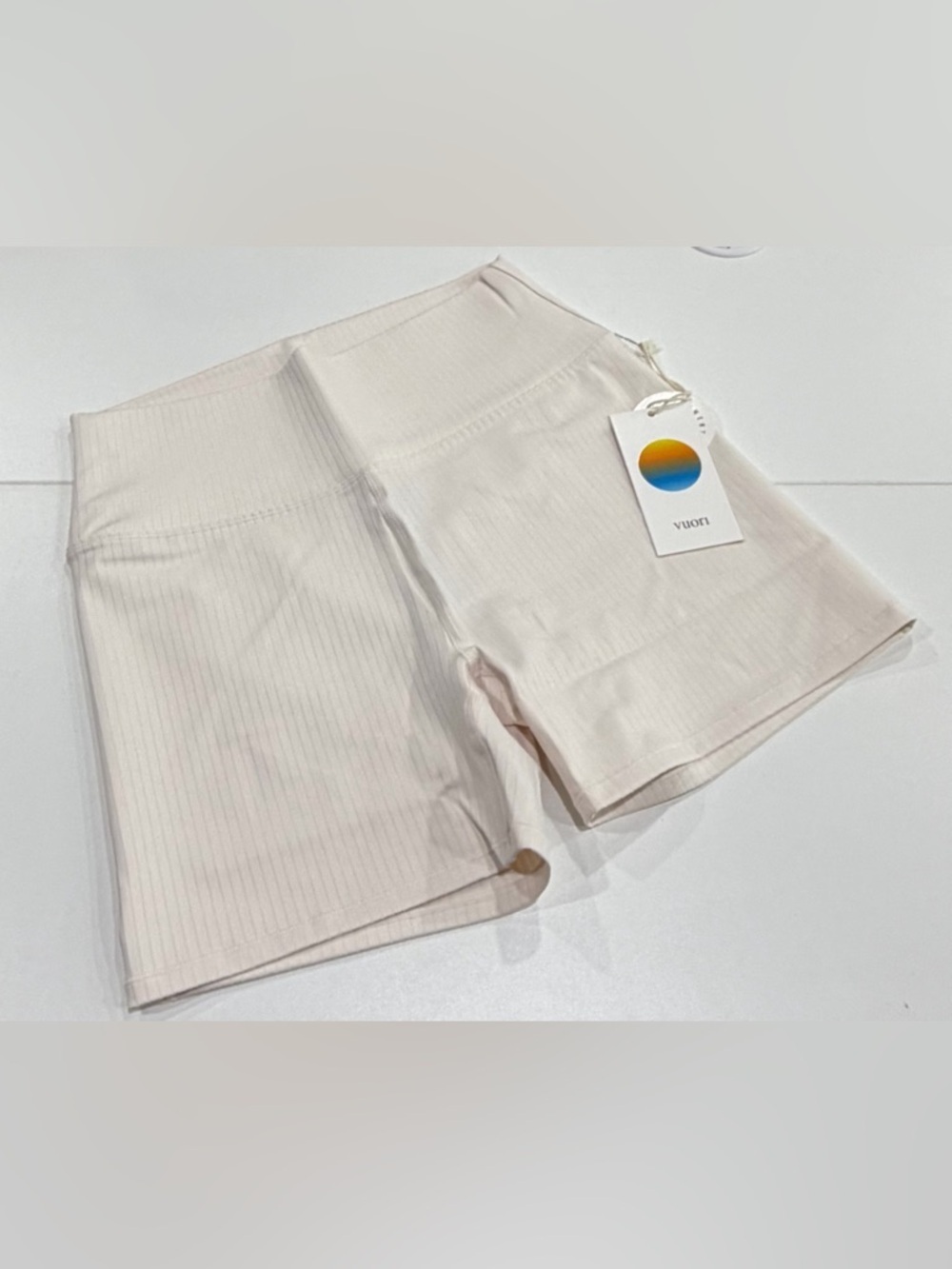 Vuori Women's XL Inversion Rib Short Cream NWT Performance Stretch 4" Inseam